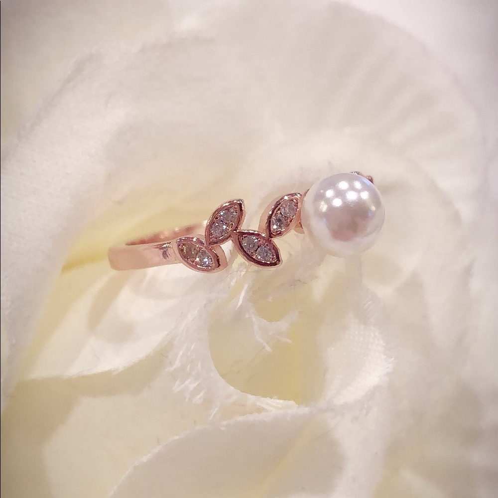 5/$75 Pearl & Rose Gold Fashion Ring - Picture 3 of 6